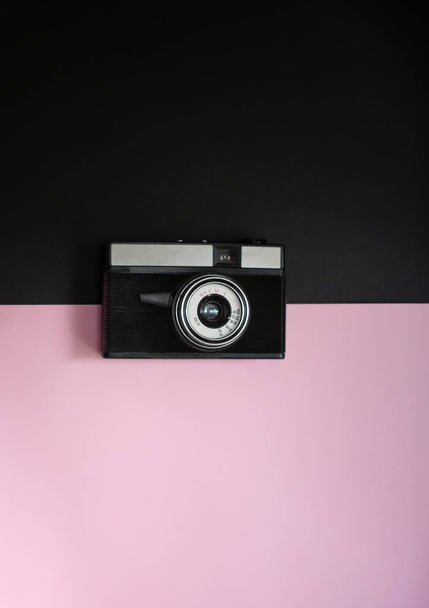 Film retro camera on a black and pink background 7 - Foto, afbeelding