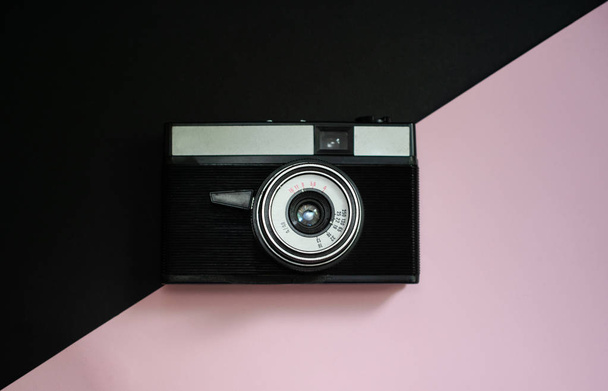 Ταινία ρετρό κάμερα σε ένα μαύρο και ροζ φόντο 8 - Φωτογραφία, εικόνα