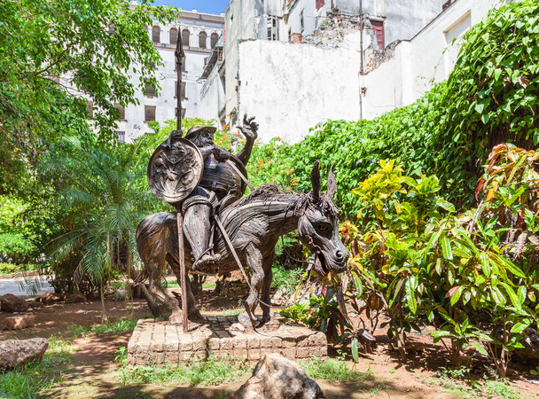 Kuubassa, vanhassa Havannassa. Patsas, valmistettu metallista, merkin Sancho Panza aasin. Sancho Panza on kuvitteellinen hahmo romaanissa Don Quijote, jonka on kirjoittanut espanjalainen kirjailija
. - Valokuva, kuva