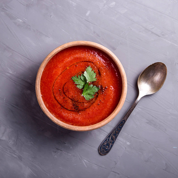 Kaltes Sommergericht aus Tomaten Gazpacho Suppe - Foto, Bild