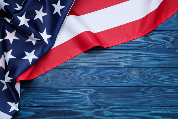 Drapeau américain sur table en bois bleu
 - Photo, image