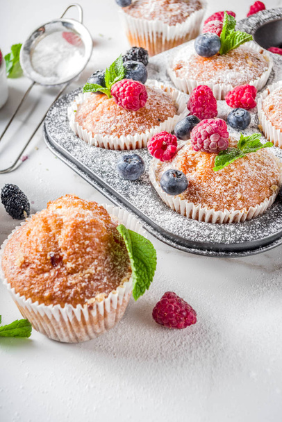 Muffins or cupcakes with berries - Foto, Imagen