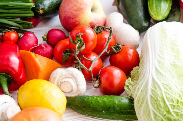 Ekologicky vstřícná čerstvá zelenina a plody na bílém dřevěném stole - Fotografie, Obrázek