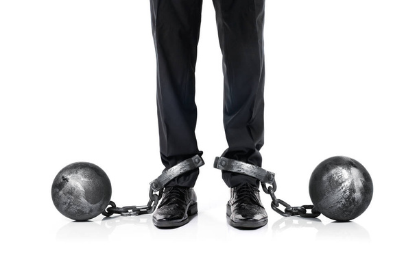 Empresário culpado algemado na bola de ferro e corrente isolada no fundo branco
 - Foto, Imagem