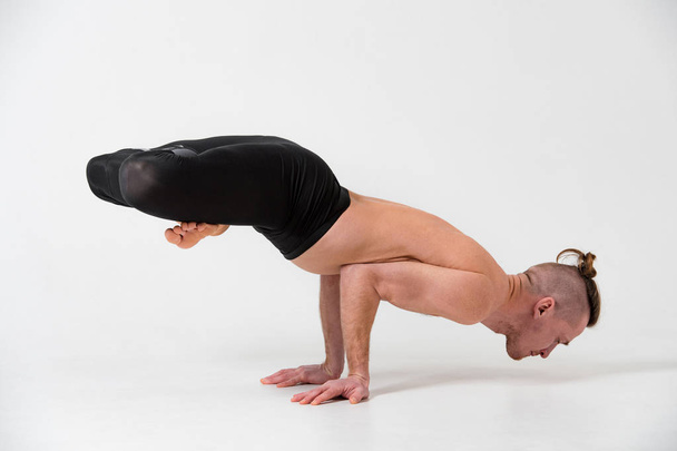 Yoga-Training vor grauem Hintergrund - Foto, Bild