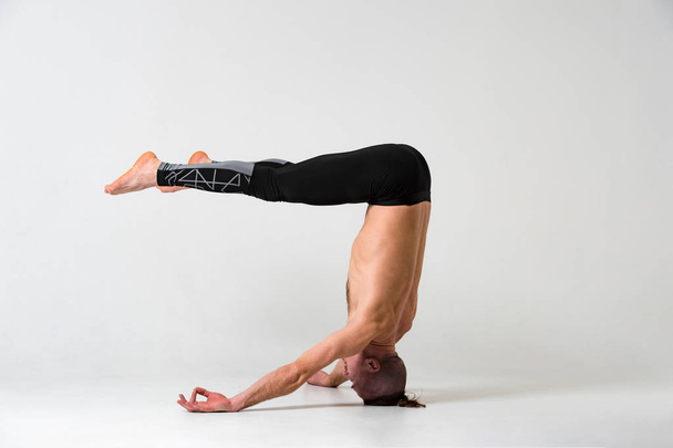 man doet yoga oefening - Foto, afbeelding