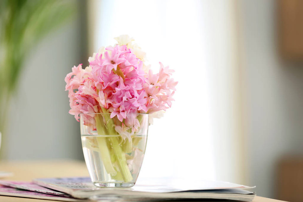Ramo de hermosas flores en jarrón en la mesa
 - Foto, Imagen