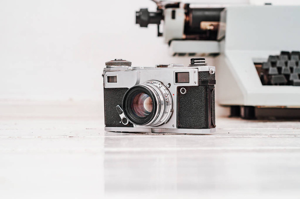 Oude film camera op witte plank achtergrond. Typemachine op het BAC - Foto, afbeelding