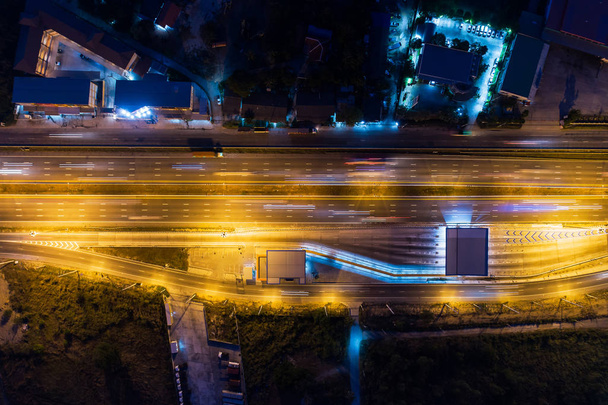 Εναέρια θέα νυχτερινό αυτοκινητόδρομο, δρόμος διοδίων, αυτοκινητόδρομος, δρόμοι στον πληροφοριοδότη - Φωτογραφία, εικόνα