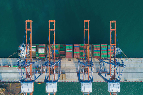 Вид с воздуха морской порт Контейнерные грузовые суда погрузки на импортной выставке
 - Фото, изображение