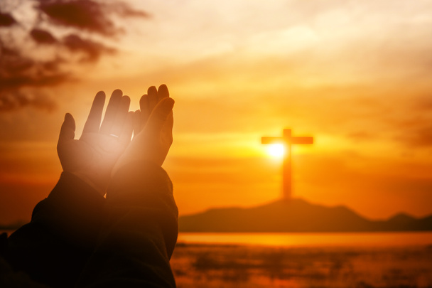 Femme chrétienne priant culte au coucher du soleil. Mains pliées dans la praye
 - Photo, image