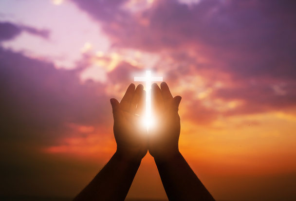Las manos humanas abren el culto a la palma. Eucaristía Terapia Bendice a Dios Él
 - Foto, imagen