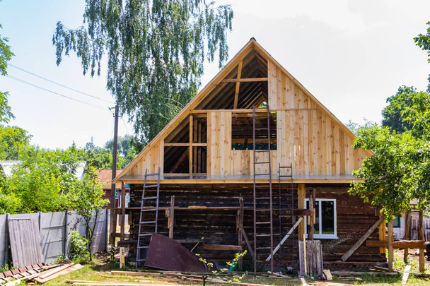 Bir konut evi üzerinde yeni bir ahşap çatı montajı doğrama ve çatı bir ekip tarafından - Fotoğraf, Görsel