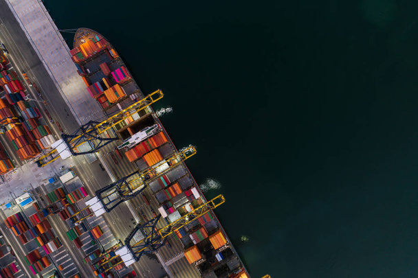 Puerto marítimo Vista aérea Buque de carga de contenedores en exposición de importación
 - Foto, Imagen