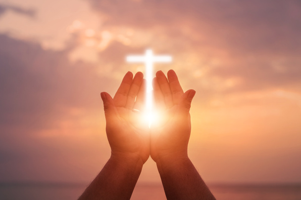 Lidské ruce jsou otevřeny dlaní nahoru uctívání. Eucharistii terapie žehnej Bůh mu - Fotografie, Obrázek