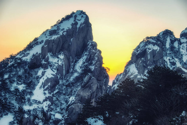 Puesta de sol en la montaña Huangshan
 - Foto, imagen