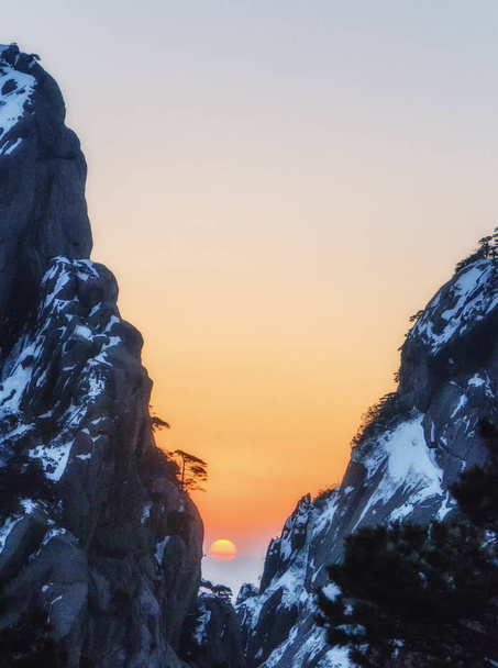 Puesta de sol en la montaña Huangshan
 - Foto, imagen