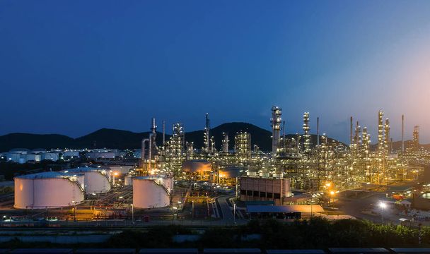 Вид з повітря або вигляд зверху нічний легкий нафтовий термінал промисловий f
 - Фото, зображення