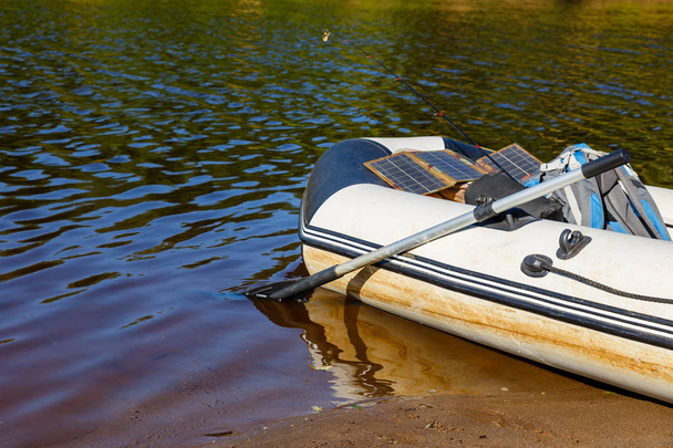 Barco de goma en el río
 - Foto, imagen
