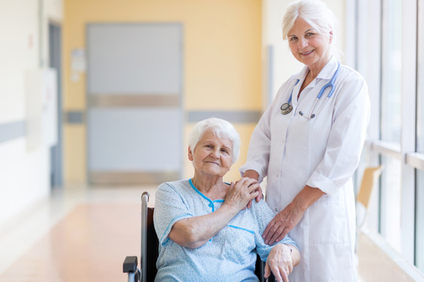 Mujer mayor en silla de ruedas con médico en el hospital
 - Foto, imagen