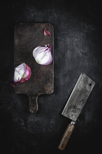 Halved Red Onion on Vintage Cutting Board with Meat Cleaver - Foto, Bild