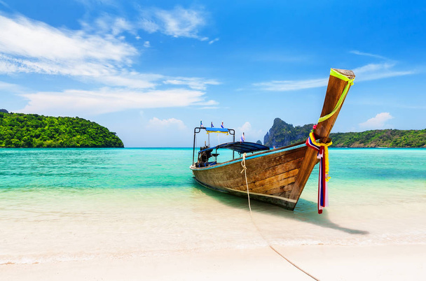 タイの伝統的な木製のロングテール ボートと美しい砂のビーチ. - 写真・画像