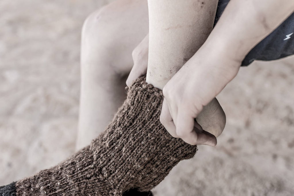 Chico en calcetines de lana hechos a mano tradicionales
 - Foto, imagen