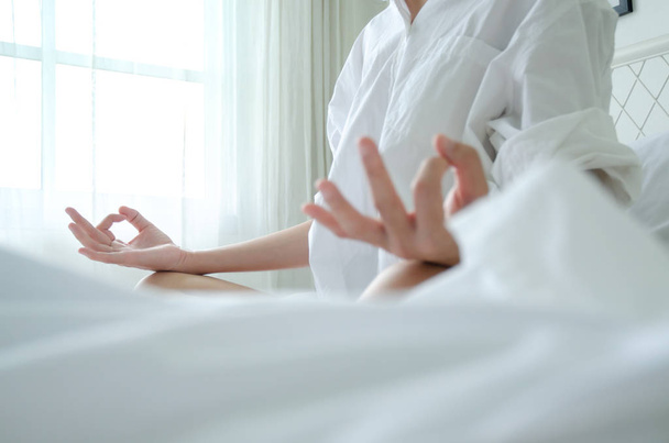 Postura simple del yoga en el colchón
. - Foto, Imagen