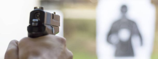 Ο άνθρωπος που καίουν πιστόλι στο στόχο στο Σκοπευτήριο - Φωτογραφία, εικόνα