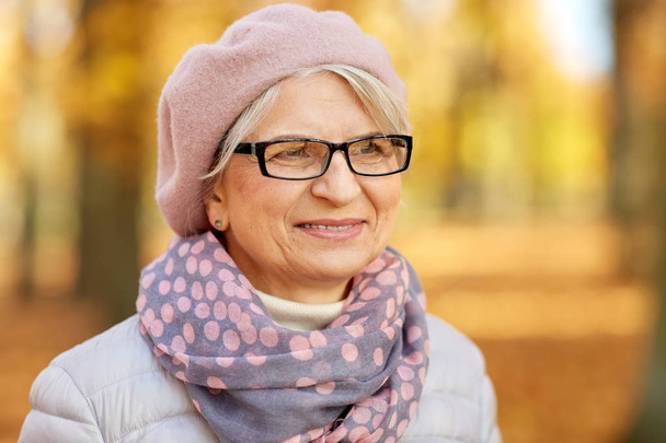 portrait of happy senior woman at autumn park - Фото, зображення
