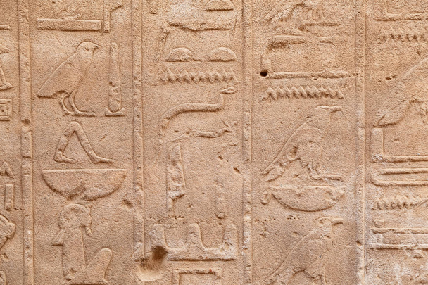 Hieróglifos em Karnak Temple, Luxor, Egito
 - Foto, Imagem