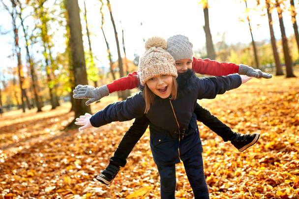 happy children having fun at autumn park - Foto, Bild
