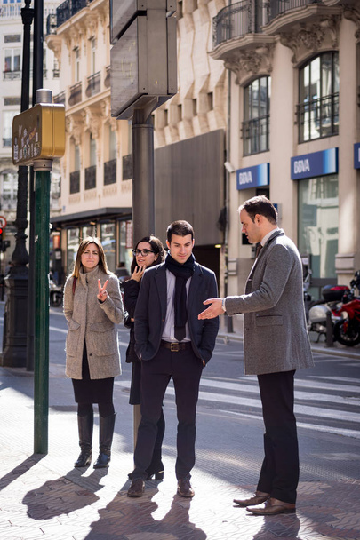Walencja, Hiszpania-20 lutego, 2017: Grupa młodych przyjaciół rozmowa na ulicy - Zdjęcie, obraz