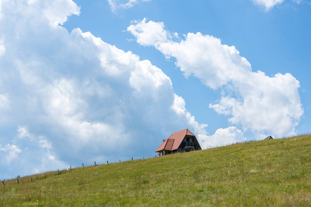 Stone Cottage em Meadow Hill. Nuvens de paisagem de verão
 - Foto, Imagem