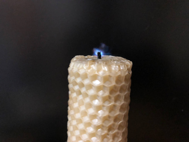 ξεθωριασμένο καπνό κεριών σε μαύρο φόντο - Φωτογραφία, εικόνα