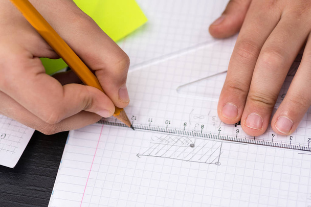Mathematik-Konzept. Schuljunge Hände mit Lineal zeichnen - Foto, Bild