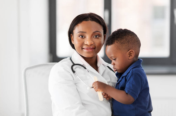 médecin ou pédiatre avec bébé patient à la clinique - Photo, image