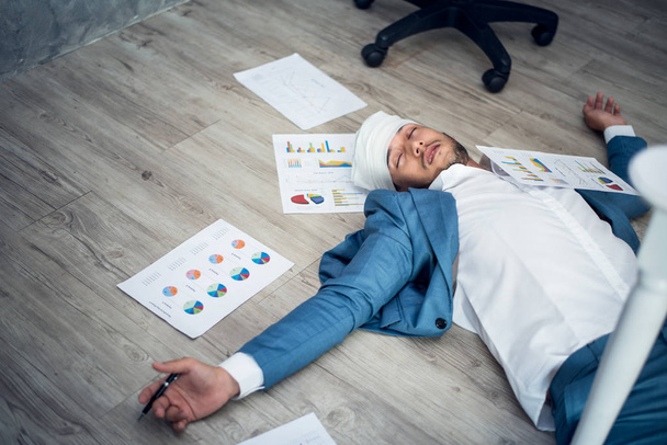 Hombre de negocios en trajes acostado inconsciente en el suelo en la offi
 - Foto, Imagen