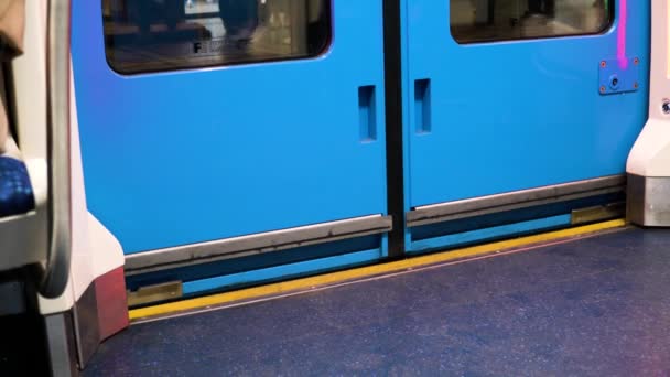 Metrovaunun automaattiset ovet ovat kiinni
 - Materiaali, video