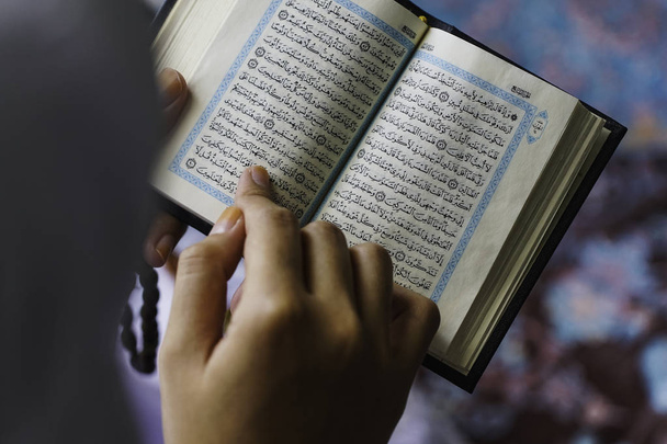 コーラン、イスラム教を読む人の部分的な見解  - 写真・画像