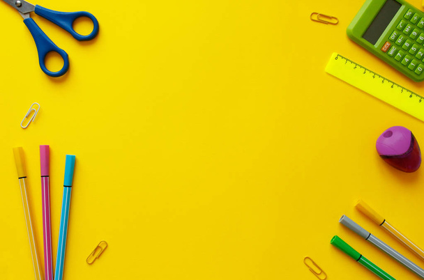 chool office supplies.Creative desk with colourful stationery. Colored paper clip.School supplies on yellow background.Office desk. - Foto, imagen