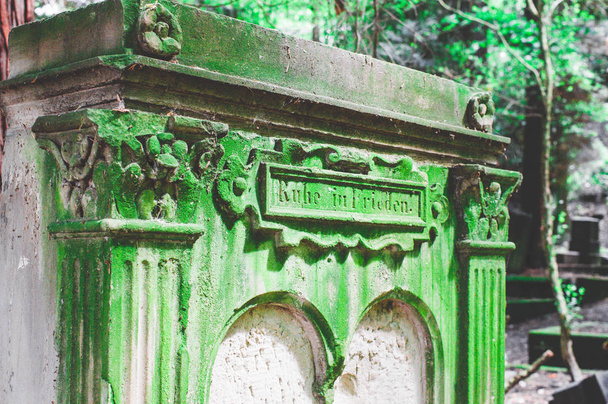 Tomba rotta con danni su un cimitero in verde
 - Foto, immagini