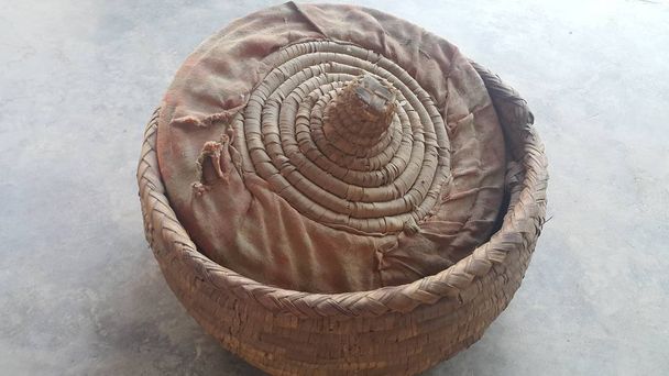Changair jest tradycyjnym rękodziełem domowym używanym do przechowywania chleba gorąco i ciepłe - Zdjęcie, obraz
