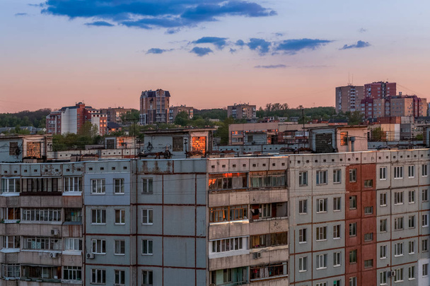 Okna, střechy a fasády budov velkokapacitních bytových objektů v Rusku - Fotografie, Obrázek
