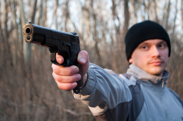 Homme visant pistolet
 - Photo, image