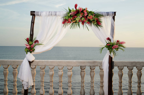 結婚式のポータル付きのオーシャンバルコニー - 写真・画像
