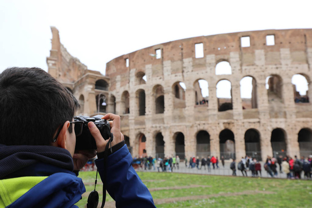 fotográfus, miközben egy képet a Colosseum télen i - Fotó, kép