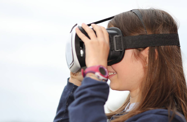 profilo di una bambina felice con visiera VR
 - Foto, immagini