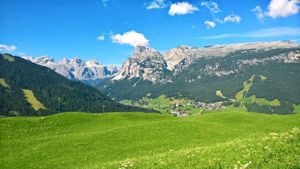 Festői alpesi hely varázslatos Dolomitok hegyvonulatával háttérben, csodálatos felhőkön és kék égbolton a Trentino Alto Adige régióban, Olaszországban, Európában - Fotó, kép