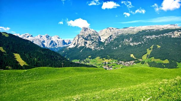 Malownicze alpejskie miejsce z magicznymi Dolomitami w tle, niesamowite chmury i błękitne niebo w regionie Trydent-Górna Adyga, Włochy, Europa - Zdjęcie, obraz